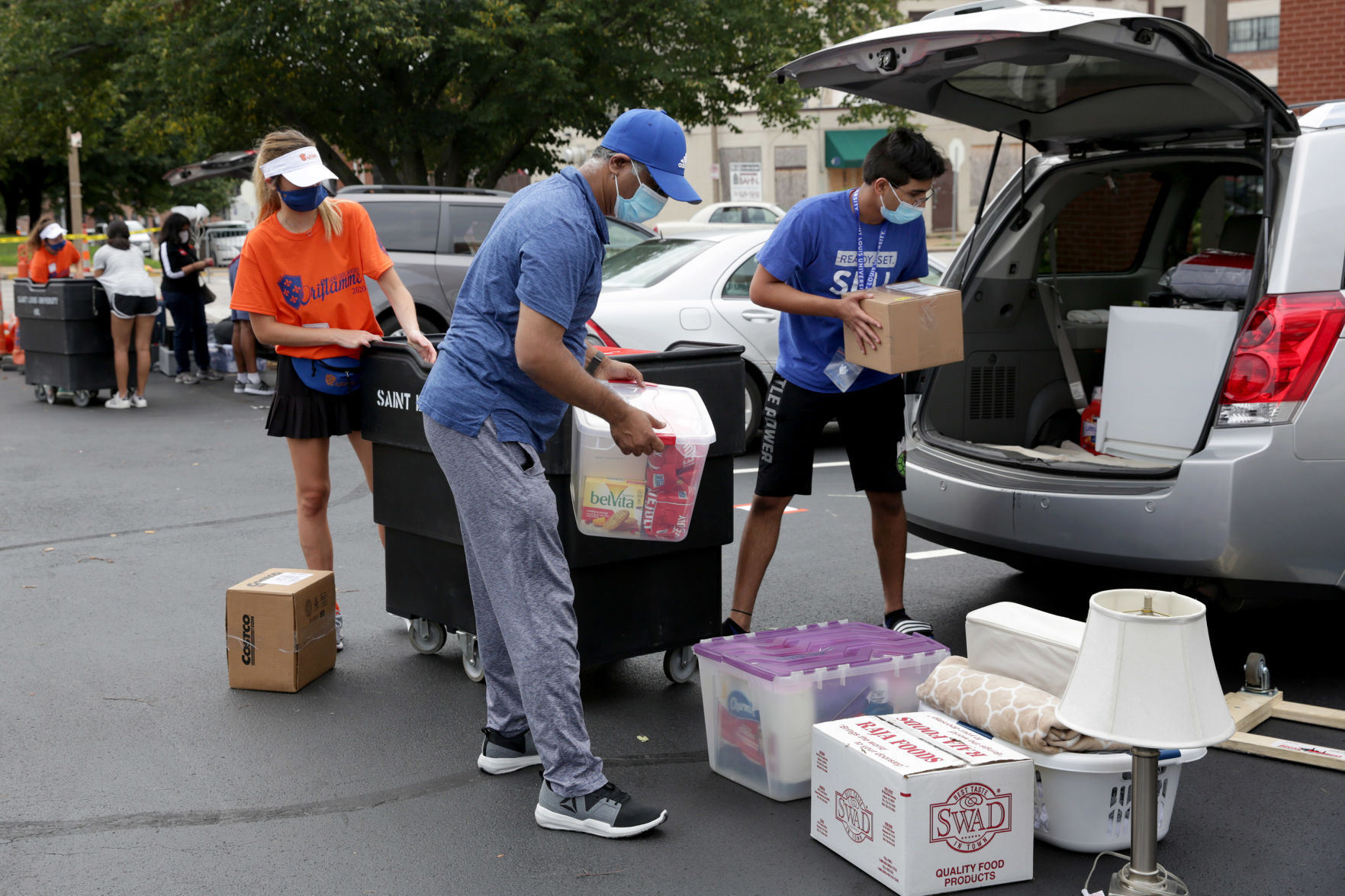 SLU freshmen move in to dorms